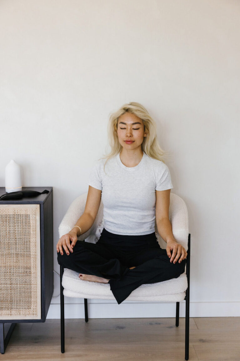 woman meditating 865x1297