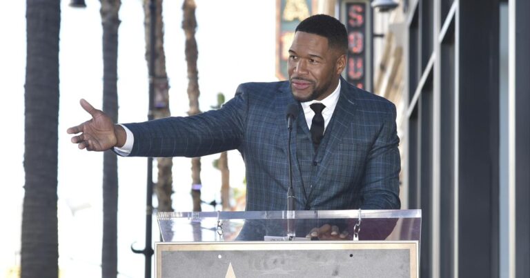 urlhttps3A2F2Fcalifornia times brightspot.s3.amazonaws.com2F2b2Fba2Fcfb0650a49ec9818e30b66cac28f2Fmichael strahan honored with a star on the hollywood walk of fame 99012