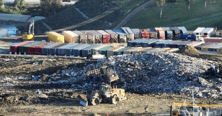 urlhttps3A2F2Fcalifornia times brightspot.s3.amazonaws.com2F682Ffd2Fdf5bb3ce46969553725135fe30532F1413957 me smoldering chiquita canyon landfill protest 42 ajs