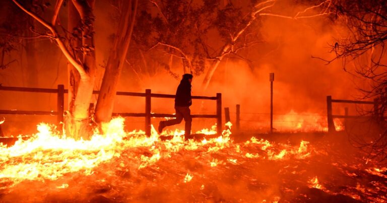 urlhttps3A2F2Fcalifornia times brightspot.s3.amazonaws.com2Fzbk2Fdamlat images2FLA2FLA PHOTO SELECTS2F2017 122F3029267 ME 1205 thomas fire5 WJS