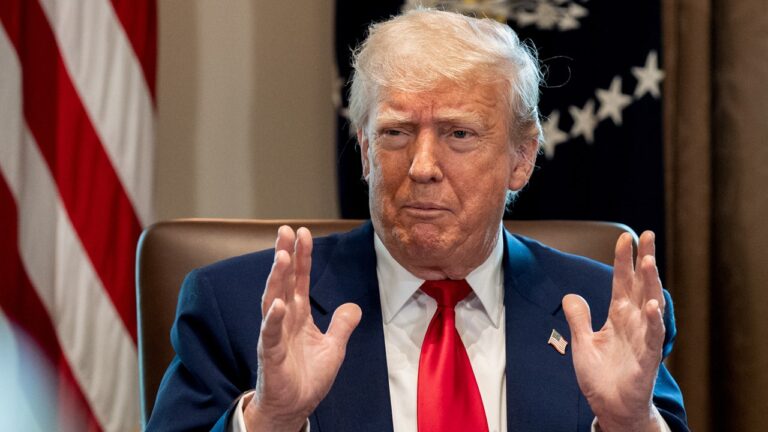 trump gesturing